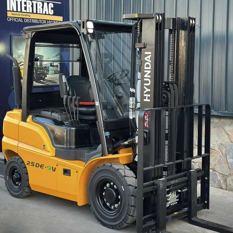 carretilla-elevadora-diesel-hyundai-25de-9v-2500-kg-mastil-triplex-4700mm
